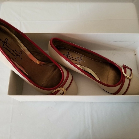 HUSH PUPPY SOFT STYLE BONE/D RED  LOW HEEL SZ 6 - Picture 3 of 7